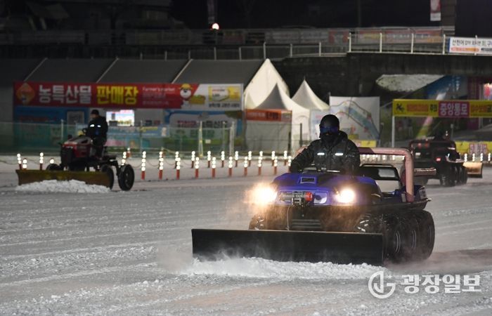 개막 이틀째인 11일 새벽, 화천산천어축제장에서 제설작업이 이뤄지고 있다