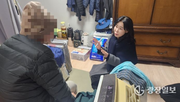 윤은미 천안시 복지정책국장이 지난 9일 한파 취약계층 가정을 방문해 주거 상태 등을 살폈다.