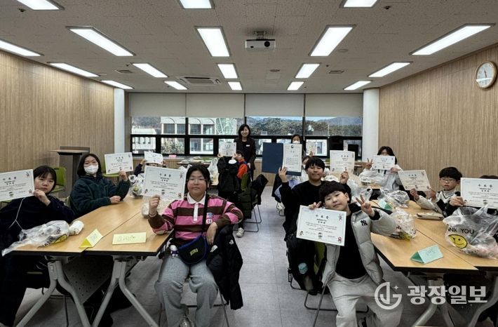 밀양시립도서관 겨울독서교실 수료식에서 참가 학생들이 기념촬영을 하고 있다.