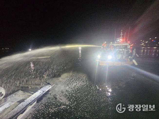 완도해경, 장흥군 노력항 인근 계류선박 화재 진화