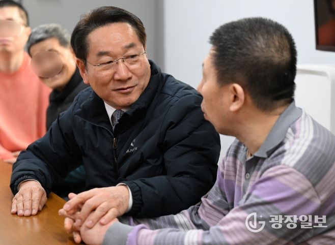 유정복 인천광역시장이 20일 미추홀구 소재 노숙인요양시설에서 입소자들을 격려하고 있다.