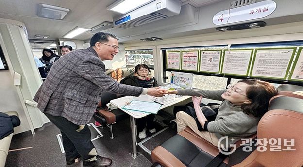 헌혈버스 안(장해윤 이사장 직무대행)