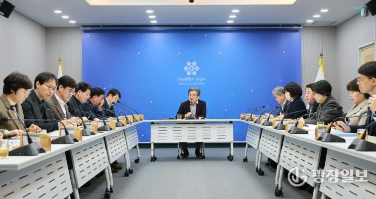 정용래 유성구청장이 26일 열린 간부회의를 주재하고 있다.