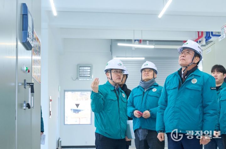 27일 김석필 천안시장 권한대행 부시장이 코리아풋볼파크 진입도로 개설 현장과 일봉중앙 자연재해 위험개선지구를 방문해 사업 추진 현황을 살펴보고 있다.