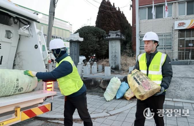 박동식 사천시장, 새해 첫 현장행보...시장도 작업복 입었다... 환경공무직과 현장 소통