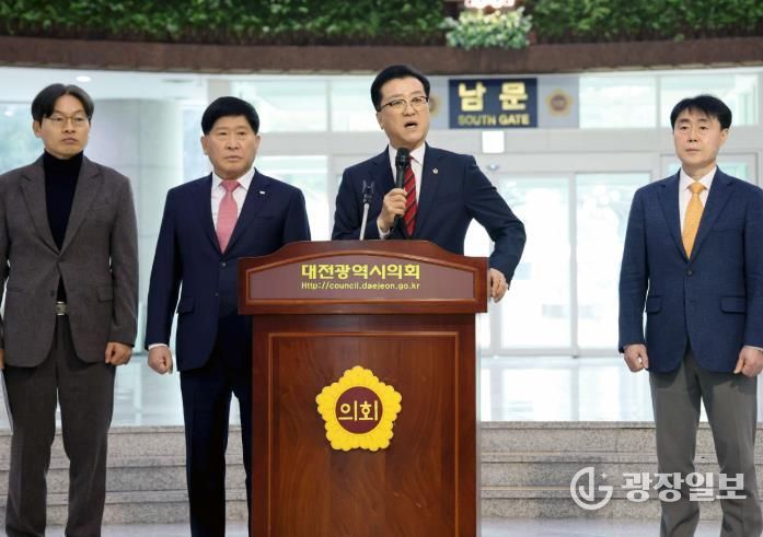 대전시의회 조원휘 의장·충남도의회 홍성현 의장 공동 기자회견