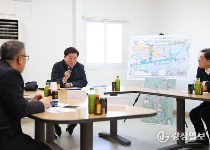 박승원 광명시장이 2일 오후 광명시흥 테크노밸리 공사 현장을 방문해 한국토지주택공사, 경기주택도시공사 등 관계자들에게 신속하고 차질 없이 공사를 추진해 달라고 요청하고 있다.