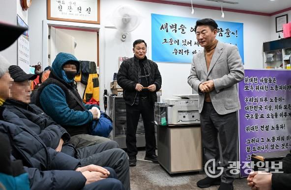 의정부시는 2월 3일 오전 5시경 관내 일용근로자들의 노고를 격려하고 현장의 목소리를 청취하기 위해 현장방문을 실시했다.