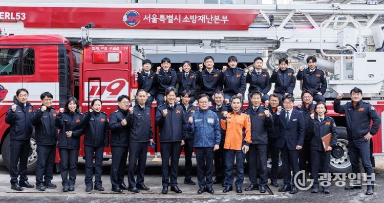 진교훈 서울 강서구청장(앞줄 오른쪽 여섯 번째)이 2일 강서소방서를 방문해 이원석 강서소방서장(앞줄 오른쪽 일곱 번째) 등과 기념촬영을 하고 있다.