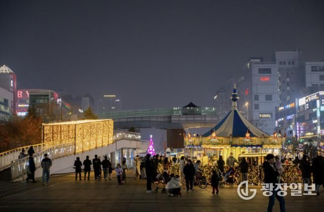 안산문화광장에서 개최된 겨울 빛 축제 '안산 겨울 빛의 나라' 전경.(안산문화재단 제공)
