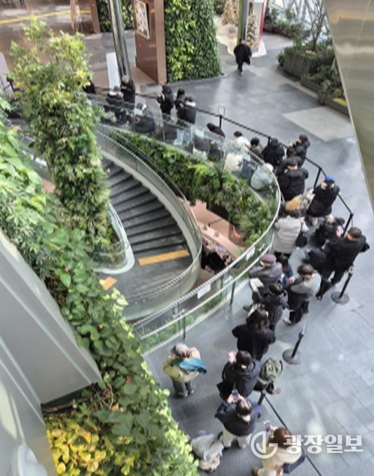 서울갤러리 입장 대기 시민들