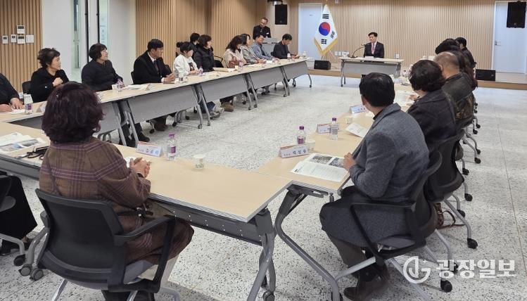 지난 6일 소통협력공간에서 열린 2026년 1분기 시정모니터위원 간담회에서 안병구 밀양시장이 위원들과 의견을 나누고 있다.