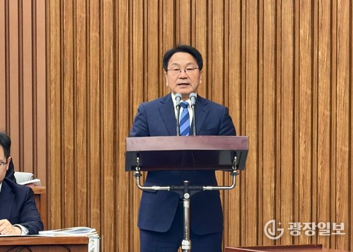 강기정 광주광역시장이 9일 오전 국회의사당 본관에서 열린 '국회 행정안전위원회 행정구역 통합 관련 제정법률안 입법공청회'에 참석해 중앙부처의 핵심 특례 부동의에 대한 우려를 표하고, 지방주도 성장을 위한 재정·권한 특례 반영의 필요성을 강조하고 있다. /광주광역시 제공