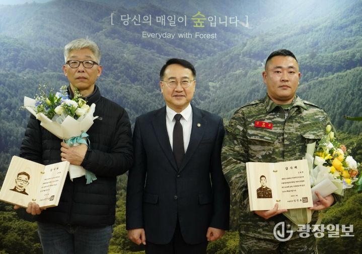 김인호 산림청장이 산불 방지에 기여한 유공자 2명에게 감사패와 함께 포상금을 수여하고 기념사진을 촬영하고 있다.