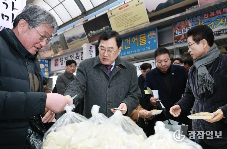 주낙영 경주시장, 설 앞두고 성동시장 장보기…전통시장에 민생 온기