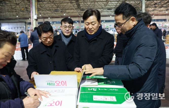 12일 새벽 김관영 전북특별자치도지사가 전주시 농수산물도매시장을 방문해 과일 경매장을 중심으로 농산물 출하 동향과 가격 흐름을 직접 점검하고 현장 관계자들을 격려하고 있다.