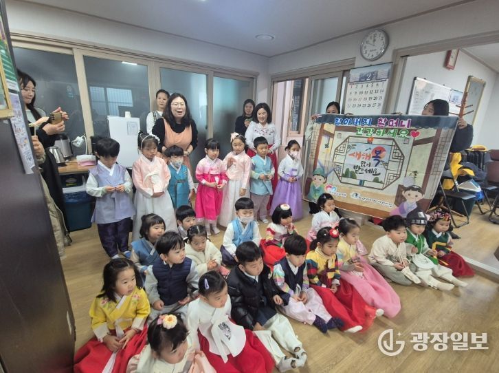 화랑 리버빌 어린이집 원아와 홍천읍 연봉2리 경로당, 세배 행사로 효 문화 잇다