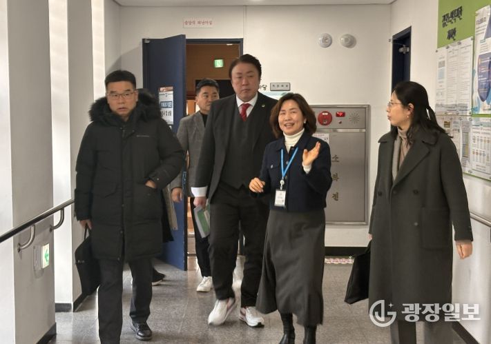 인천시의회 신충식 의원이 지난 12일 검단구 분구를 앞두고 ‘검단노인복지관’을 찾아 운영 실태에 관해 이야기를 들은 후 복지관 및 인천시 관계자들과 함께 복지관 내 시설들을 둘러보고 있다.