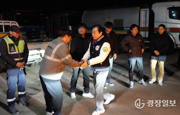 16일 새벽 생활폐기물 적환장을 찾은 이현재 하남시장이 직원들을 격려하고 있다.