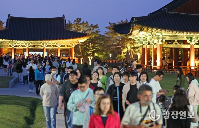 야간 조명 아래 관광객들로 붐비는 경주 동궁과 월지 일대.