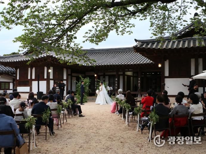 나주시가 오는 3월 6일까지 ‘나만의 특별한 결혼식’ 지원사업의 대상자를 모집한다. 사진은 지난해 목사내아에서 진행된 ‘나만의 특별한 결혼식’ 모습.(사진 제공-나주시)