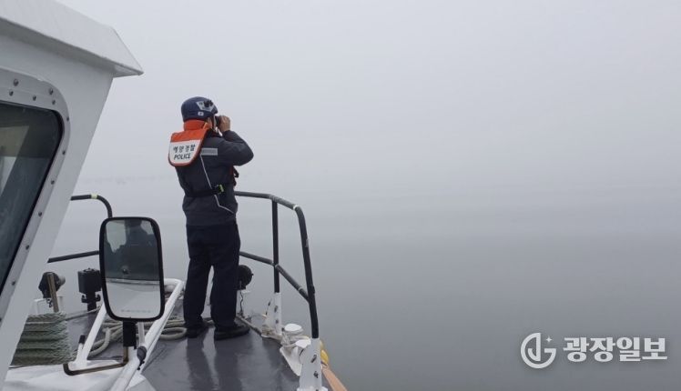짙은 농무 속 해상 수색 중인 완도해경의 모습