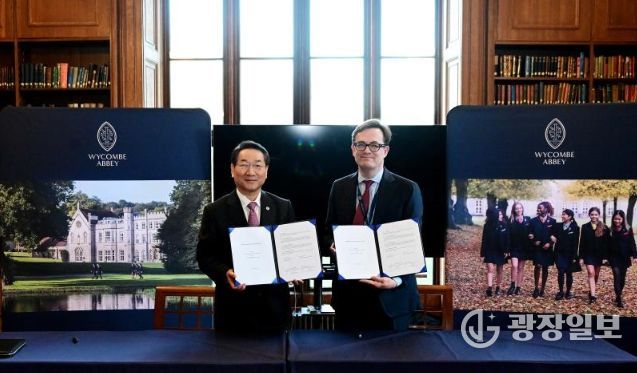 유정복 인천광역시장이 24일(현지시간) 영국 위컴 애비 스쿨(Wycombe Abbey School)을 방문해 피터 워렌 이사장과 MOU를 체결한 뒤 기념촬영을 하고 있다.