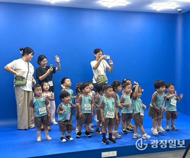 달성어린이숲도서관, 어린이 단체 견학 신청(지난해 7월 달성어린이숲도서관가상체험실을 탐방중인 어린이들)