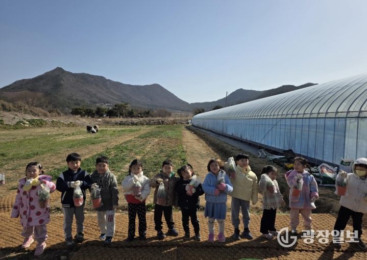 강진청자축제 ‘봄나물 캐기’부스에서 아이들이 나물을 캐고 있다.