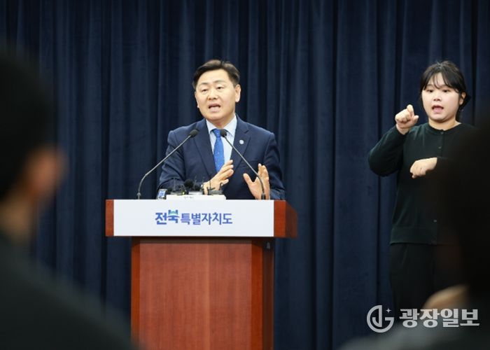 25일 전북특별자치도청 브리핑룸에서 김관영 도지사가 창업 활성화 정책 기자 브리핑을 하고 있다