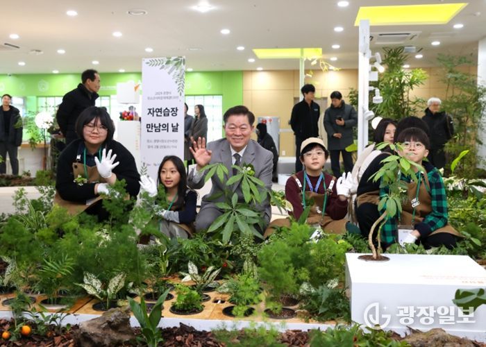박승원 광명시장이 25일 광명시청소년수련관 1층에서 열린 청소년 인생정원 '자연습장' 개소식에 참석해 청소년들과 기념사진을 촬영하고 있다.