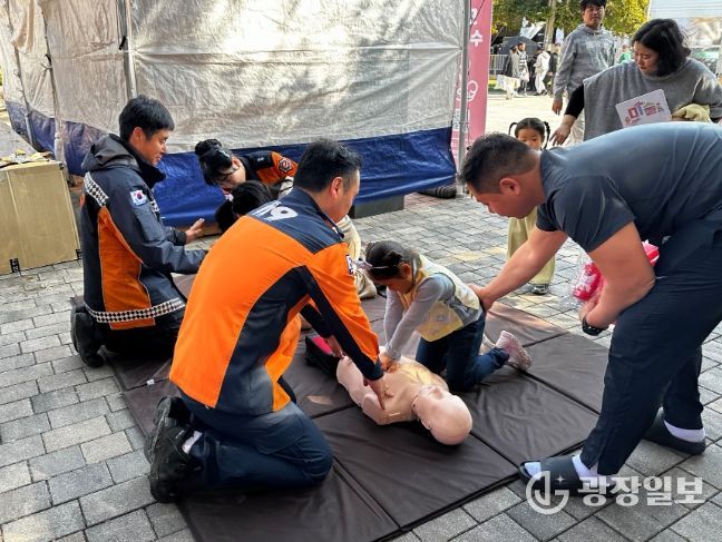 강진소방서 직원이 청자축제장을 찾은 관광객에게 심폐소생술 실습을 진행하고 있다.