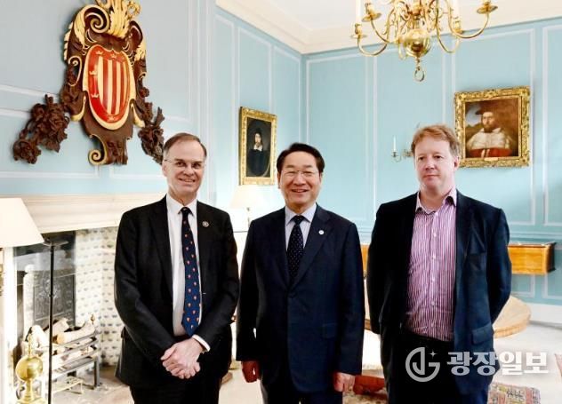 유정복 인천광역시장이 25일(현지시간) 영국 케임브리지대학교에서 폴 브리스토 케임브리지셔-피터버러 광역시장(오른쪽), 앤디 파커 케임브리지대 피터하우스 학장(왼쪽)과 협력방안을 논의한 뒤 기념촬영을 하고 있다