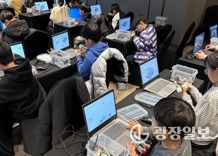 프로그램에 참여한 학생들이 코딩 기반 로봇 제어 실습을 통해 디지털 기초역량과 창의적 문제 해결 능력을 기르고 있다.