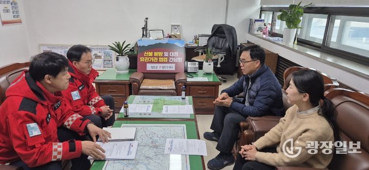 함안군, 함안우체국과 ‘산불 예방 홍보’를 위한 간담회 개최_2 함안군 복지환경국장과 함안우체국장 등이 참석해 '산불예방 홍보'를 위한 간담회를 개최했다.
