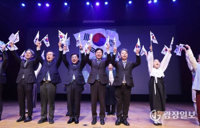 부천시는 3월 1일 시청 어울마당에서 ‘제107주년 3·1절 기념식’을 열었다.