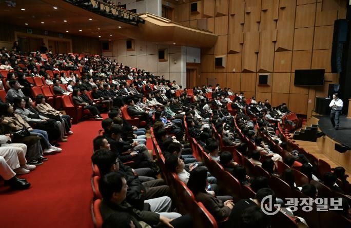 2월 26일 안산문화예술의전당에서 안산시 전 직원을 대상으로 공직자 청렴교육이 진행되고 있다