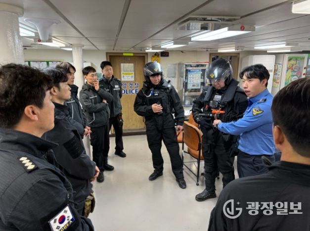 해상특수기동대 장구류를 점검하고 있는 서특단 소속 해양경찰