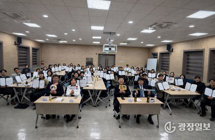 경주시는 2월 27일 경주시종합자원봉사센터에서 ‘2026년 경주시 지역사회보장 실무협의체 실무분과위원회 위촉식 및 분과회의’를 개최하고, 6개 분과 70명의 위원에게 위촉장을 수여한 뒤 기념촬영을 하고 있다