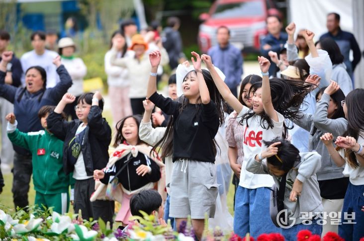 3년 만에 ‘V자 반등’_어린이날 행사를 즐기고 있는 아이들