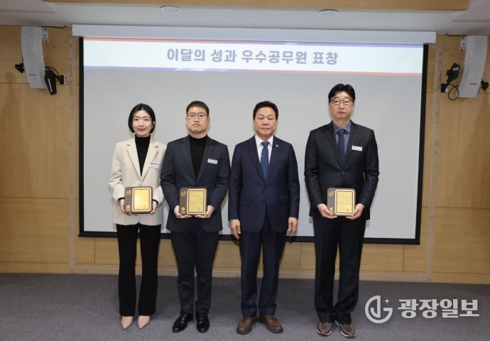 ‘이달의 성과 우수공무원’ 3명 표창장 수여식