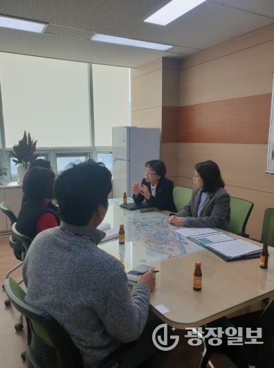 시 관계자가 고양교육지원청과 고등학생 원거리 통학 문제를 논의하고 있다.