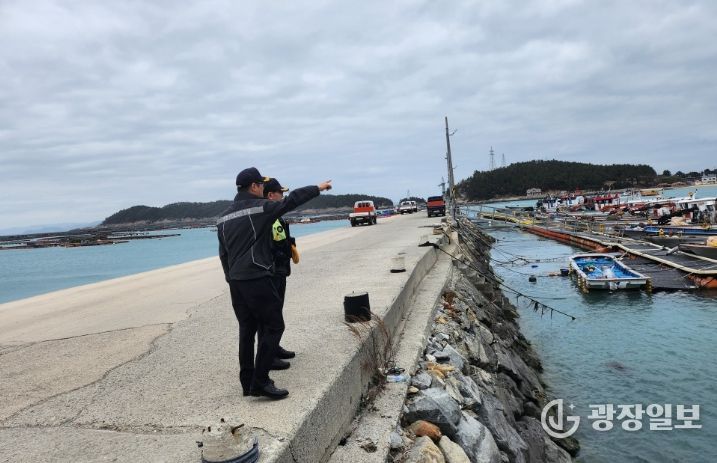 청산도를 현장 점검 중인 완도해양경찰서장의 모습