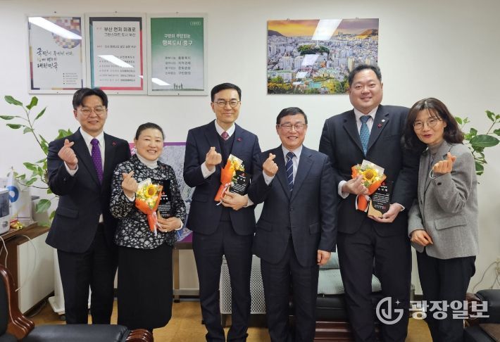 부산 중구, ‘희망2026 나눔캠페인’ 우수기부자 감사패 전달