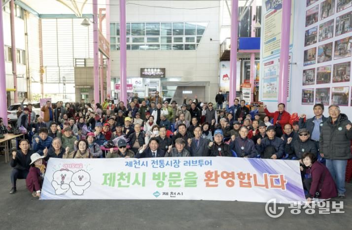 러브투어 관광객 사진