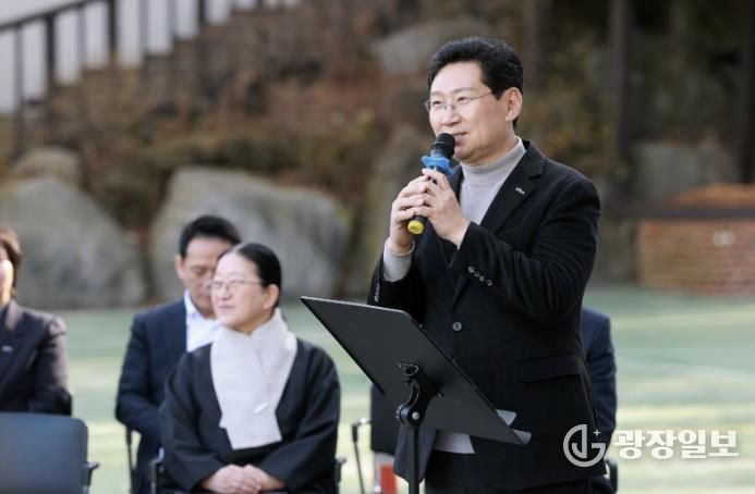 이상일 시장이 3일 헌산중에서 열린 '국제바칼로레아(IB) 인증 현판식'에 참석해 축사를 하고 있다