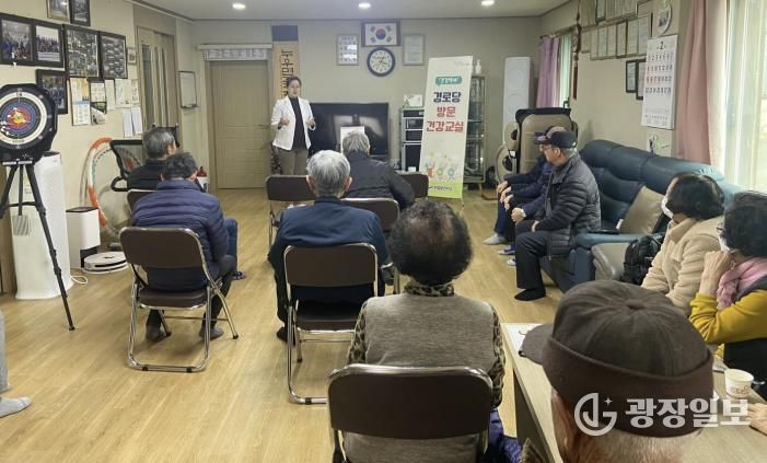 안산동 소재 경로당에서 '찾아가는 건강백세 경로당 방문건강교실'이 진행되고 있다.