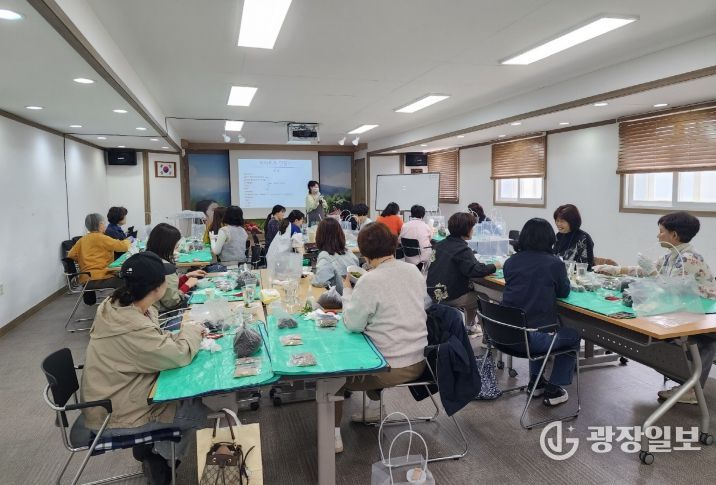 생활원예 교육과정 참여자들이 수업을 받고 있다
