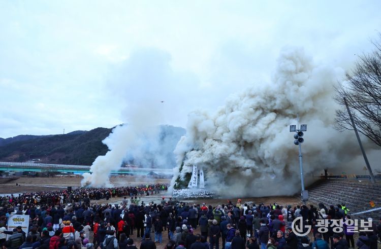 전국 최대 달집태우기, 2026 청도정월대보름행사‘성공 점화’