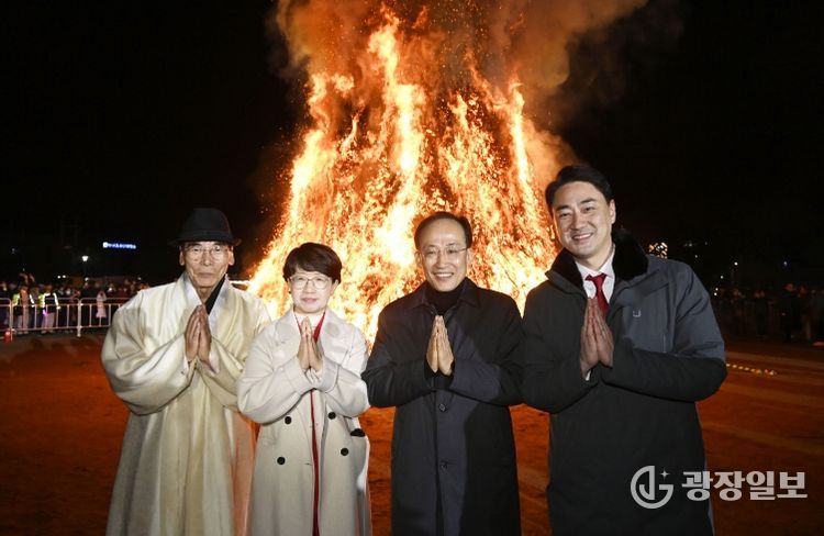 활활 타오른 정월대보름 달집, 달성군민 염원 싣고 하늘로